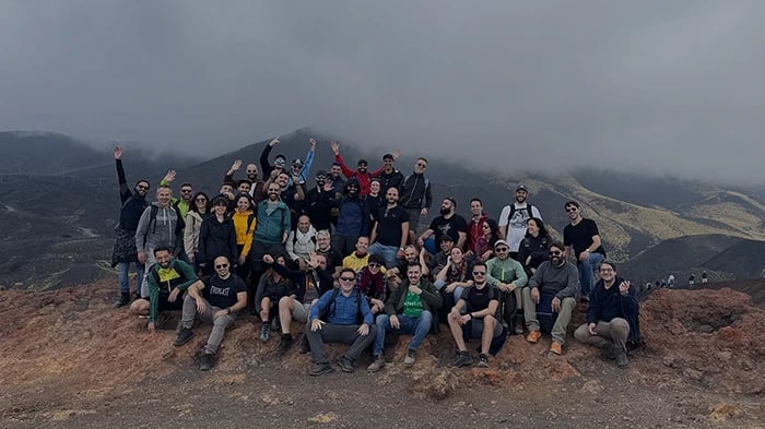 Foto di gruppo al meeting di SparkFabrik 2023 sull'Etna